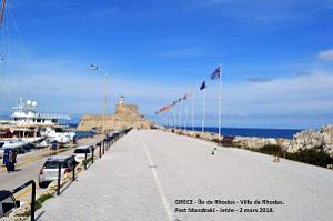 074- Rhodes ville et port d'honneur